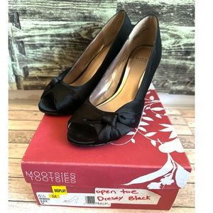 Mootsie tootsie MOBRIGG size 6.5 Black satin Peep Toe heels